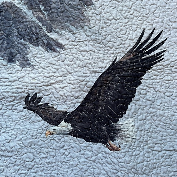 Bald Eagle Soaring Handcrafted Quilt Throw Decorative Gray USA 40” x 38” - Picture 3 of 12